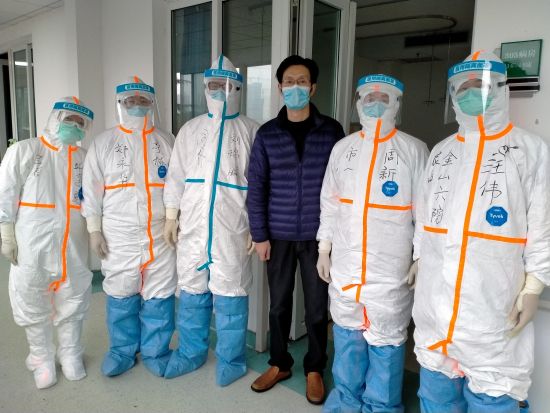 我写出院小结,打印出来后让熟悉地形的刘组长去敲了医院的公章,在医院