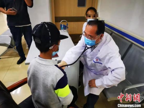 人民医院心内科医生车文良带着10名需要治疗的日喀则先心患儿回到上海