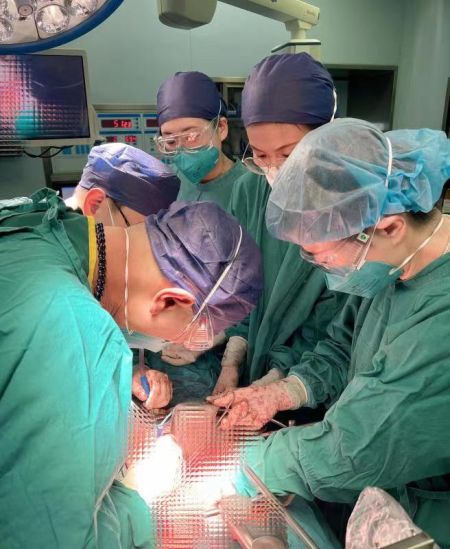 上海一妇婴多学科联手成功完成一例高难度卵巢肿瘤减灭术