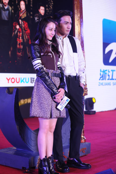 迪丽热巴鹿晗穿情侣装 陈伟霆迪丽热巴情侣装