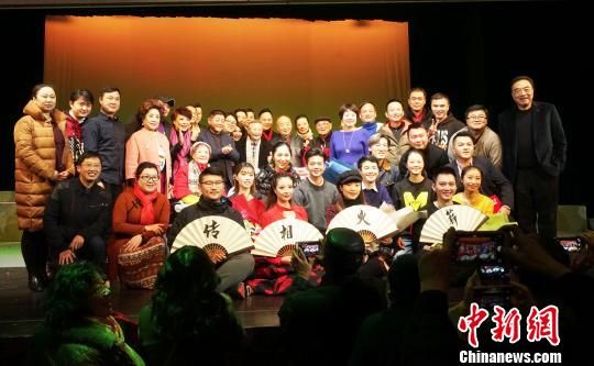 老中青滑稽界演员同台庆祝 潘索菲 摄