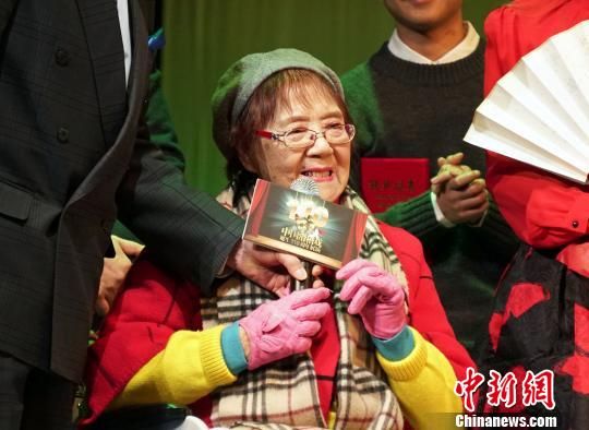 年过九旬的滑稽界老艺术家嫩娘亮相 潘索菲 摄