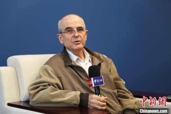 对外经济贸易大学教授阳和平接受中新社记者专访. 张亨伟 摄
