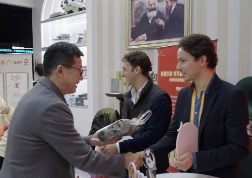 (恒源祥集团董事长兼任总经理陈忠伟参加活动)