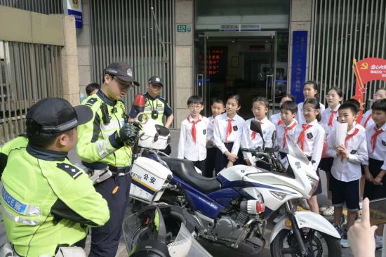 ���뺢��һ��ȹ������ġ���һ�����ʶ�ͯ�ڡ����ֹ�����ͼ