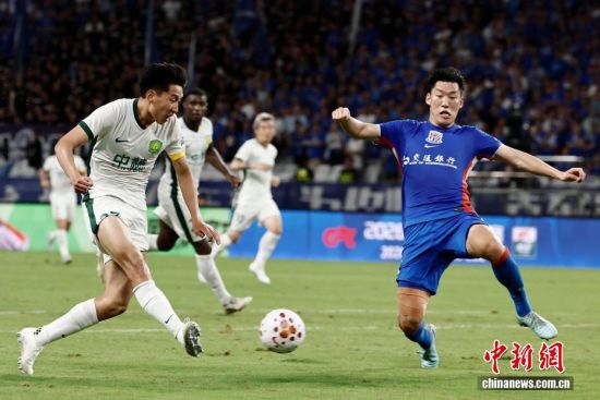 8月18日晚,2026赛季中国足球超级联赛第18轮(补赛)中,上海申花队主场0比3不敌北京国安队。图为北京国安队球员曹永竞(白衣)在比赛中射门。 8月18日晚,2026赛季中国足球超级联赛第18轮(补赛)中,上海申花队主场0比3不敌北京国安队。图为北京国安队球员曹永竞(白衣)在比赛中射门。