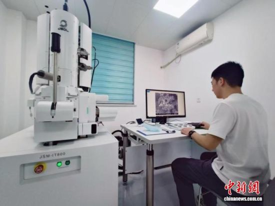 �����������ڽ��е羵���ԡ��ܷ��߹�ͼ