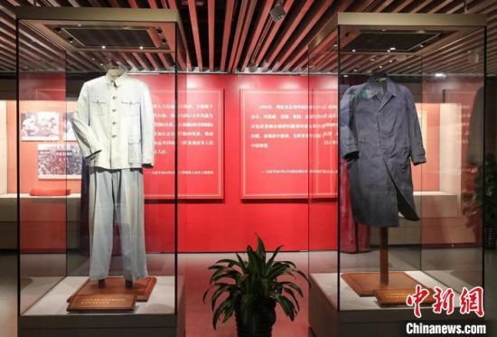 再现伟人风采周恩来穿过的风衣及中山装首次亮相