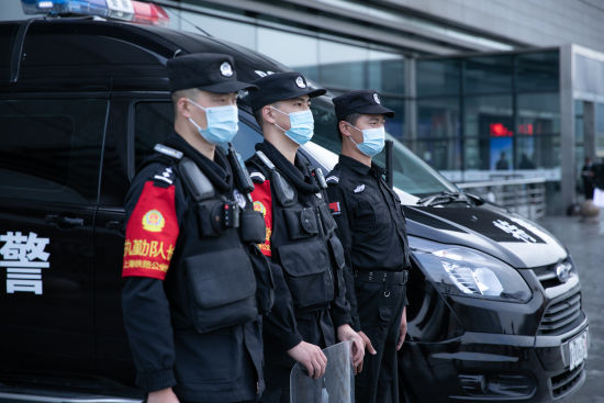 沪铁特警为春运平安保驾护航-中新社上海