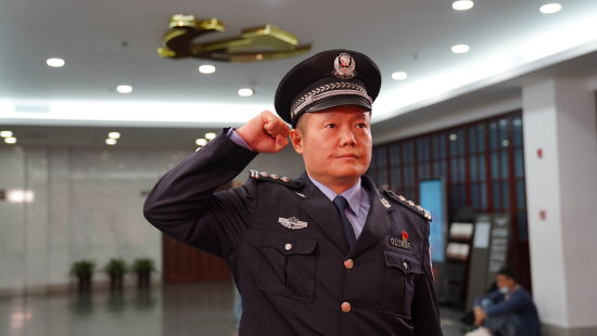 上海民警李勇获评最美公务员:既是守护者亦是护航人