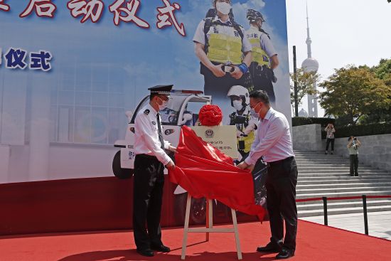 推动加强版街面巡逻防控体系建设，黄浦公安在南京路步行街组建专业化巡防队伍-中新社上海