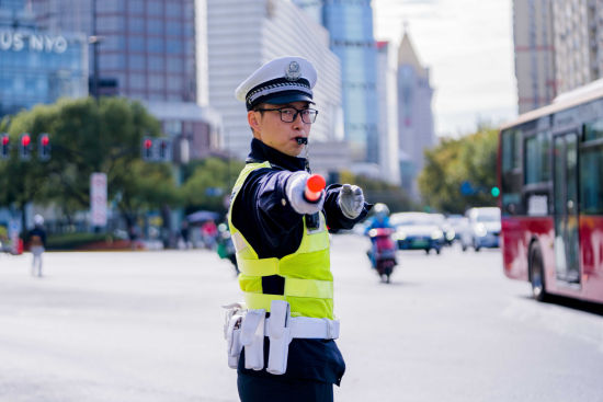 元旦假期将至 浦东交警做好接力迎出行高峰-中新社上海