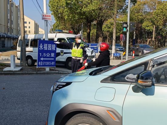 奉贤三大墓园清明祭扫高峰将至 奉贤公安全力保障交通安保工作-中新社