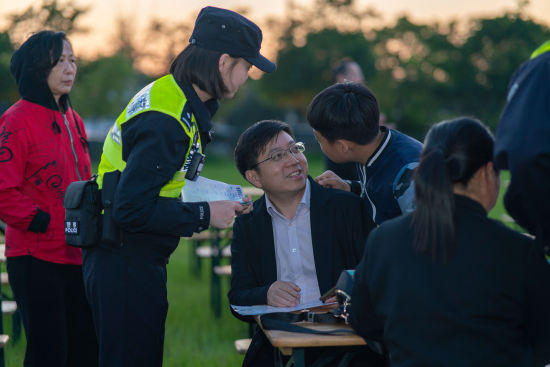 电音节上的警察"身影"