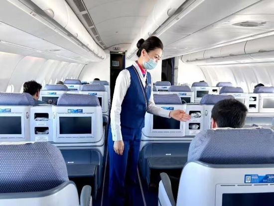 方萧宇 摄南航飞行员叶项斌在a321飞机驾驶舱做起飞前检查.白佳鑫 摄