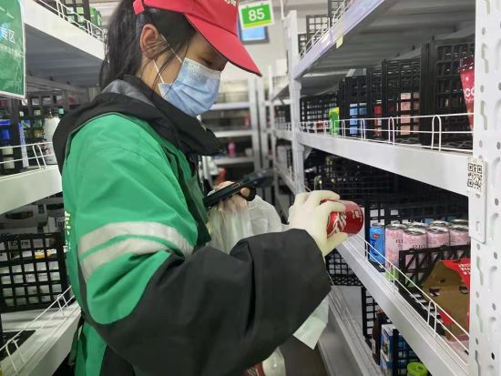 叮咚买菜分拣员坚守一线抗疫保供日行50000步