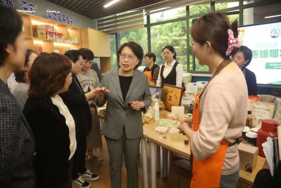全国妇联党组书记副主席书记处第一书记黄晓薇上海调研