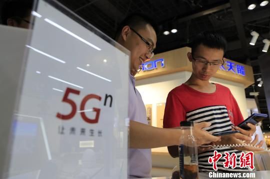 市民“尝鲜”5G手机 上海首位5G用户拿到手机
