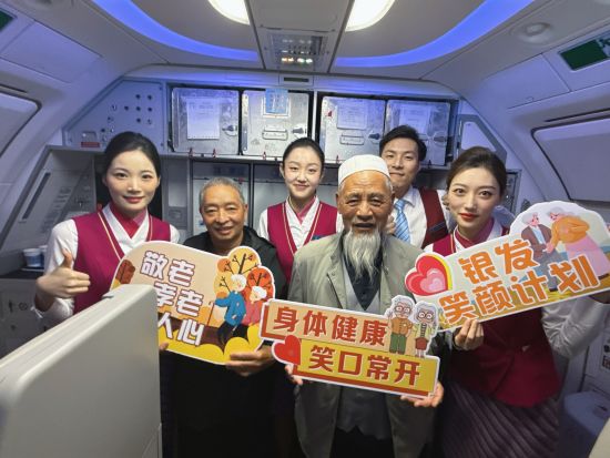 云端敬老情  南航上海分公司开展重阳节主题航班活动