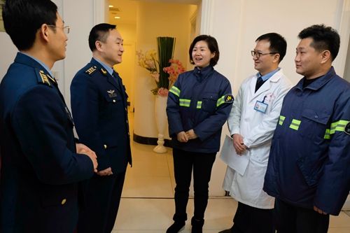 上海455医院徐利民院长和宋耀星政委会见了曹锦等劳模.摄影 邵竞
